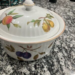 Royal Worcester Evesham Gold 3 Quart Round Covered Casserole $199